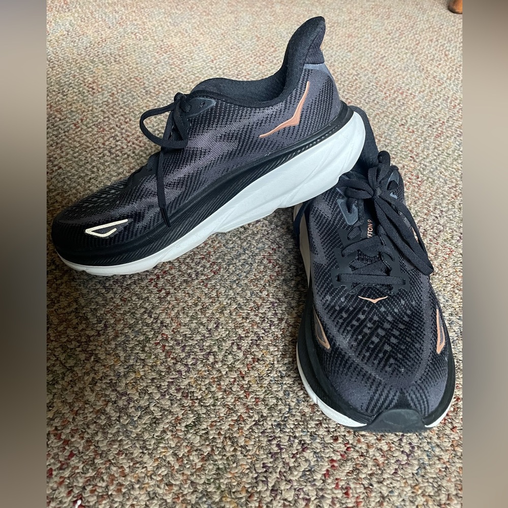 Hoka Clifton 9’s size 9.5 D (wide)